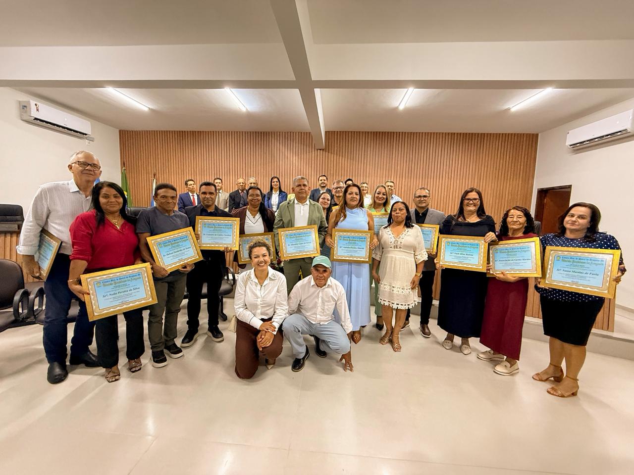 Sessão solene homenageia cidadãos com títulos de reconhecimento em Pontal do Araguaia